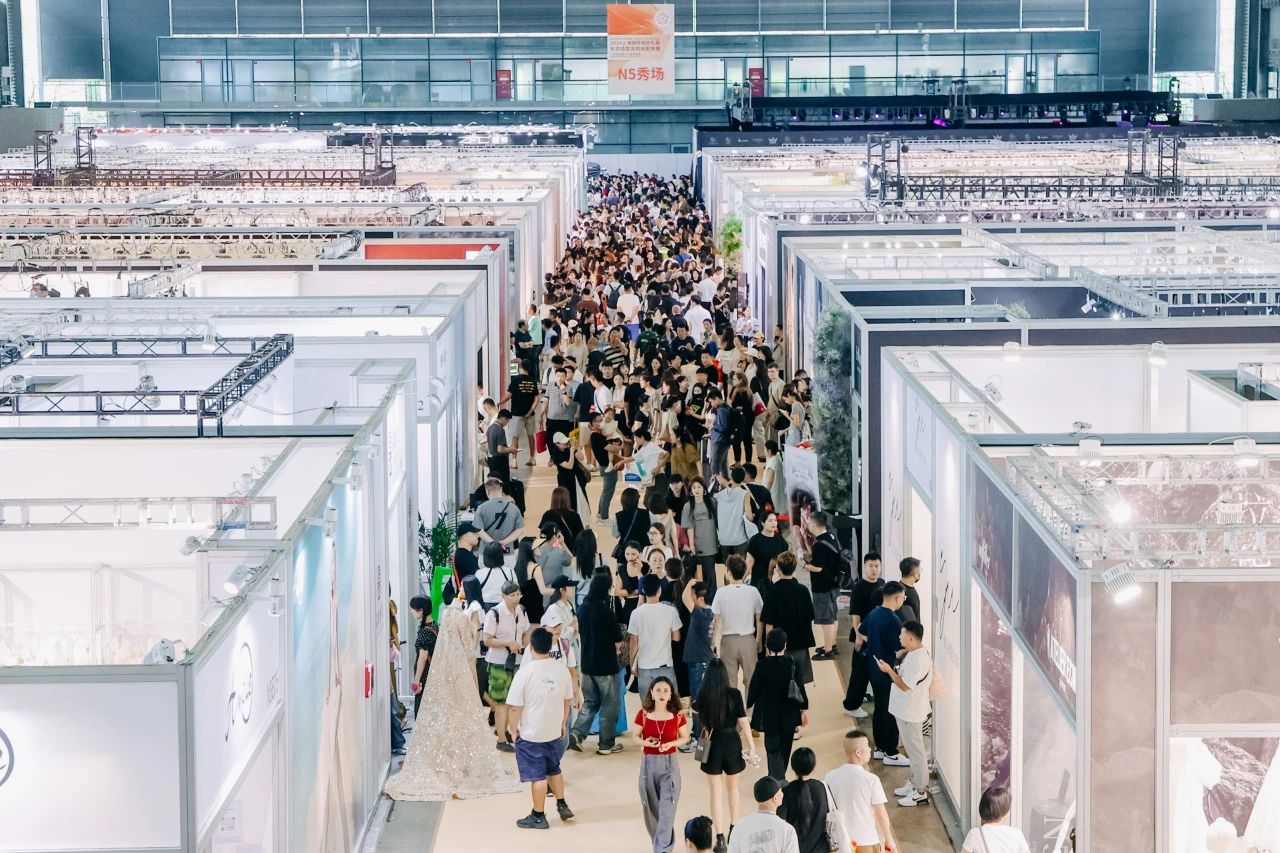 “蛇”來(lái)運(yùn)轉(zhuǎn)，2025上海國(guó)際婚紗禮服時(shí)裝周誠(chéng)邀攜手出圈